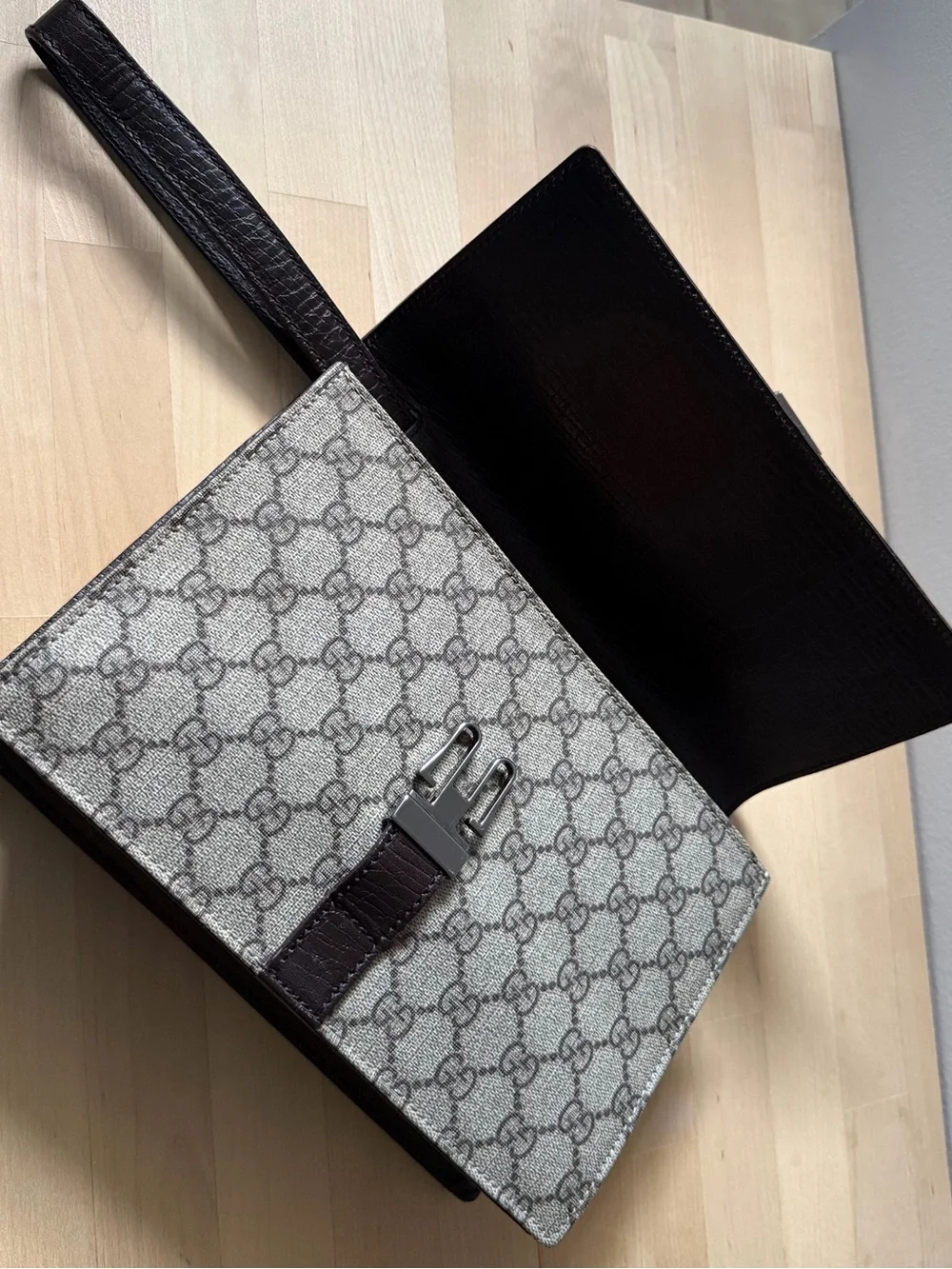 Gucci clutch brown